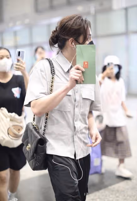 尹正改走「淑女路線」?「小揪揪」配工裝風挺奇特,意外的不違和