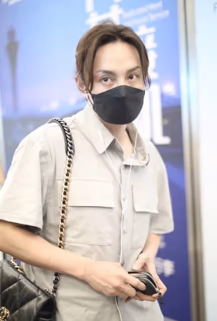 尹正改走「淑女路線」?「小揪揪」配工裝風挺奇特,意外的不違和