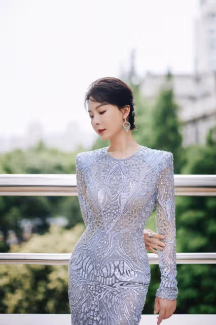 陳數穿「緊身裙」太貴婦,慵懶倚靠在椅子上都是大片感,真有韻味