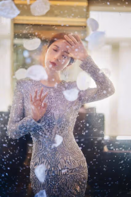 陳數穿「緊身裙」太貴婦,慵懶倚靠在椅子上都是大片感,真有韻味