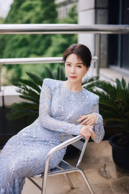 陳數穿「緊身裙」太貴婦,慵懶倚靠在椅子上都是大片感,真有韻味