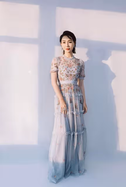 陳數穿「緊身裙」太貴婦,慵懶倚靠在椅子上都是大片感,真有韻味