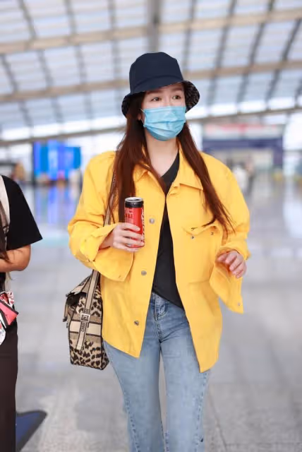 婁藝瀟喝「無糖可樂」太真實,一身休閒穿搭簡單卻意外好看,有范