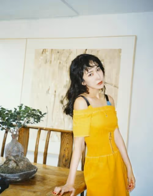 婁藝瀟喝「無糖可樂」太真實,一身休閒穿搭簡單卻意外好看,有范