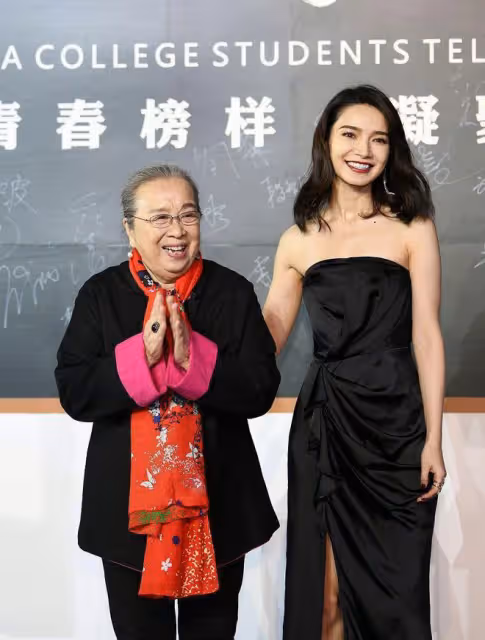 「容嬤嬤」李啟明越老越精神,紅圍巾戴著真有范,端莊有氣質