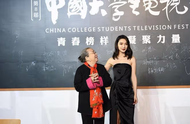 「容嬤嬤」李啟明越老越精神,紅圍巾戴著真有范,端莊有氣質
