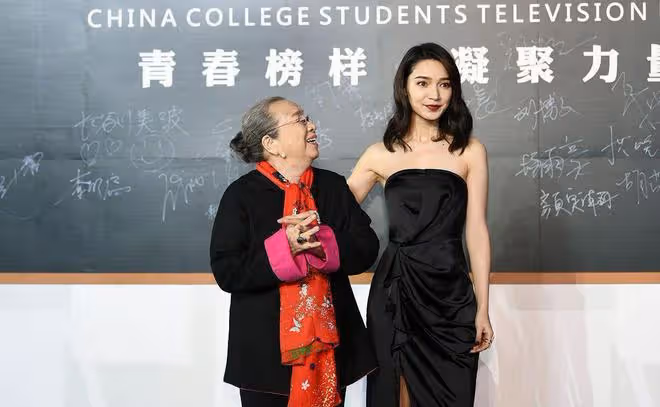 「容嬤嬤」李啟明越老越精神,紅圍巾戴著真有范,端莊有氣質