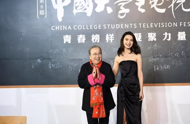 「容嬤嬤」李啟明越老越精神,紅圍巾戴著真有范,端莊有氣質