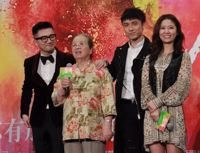 「容嬤嬤」李啟明越老越精神,紅圍巾戴著真有范,端莊有氣質