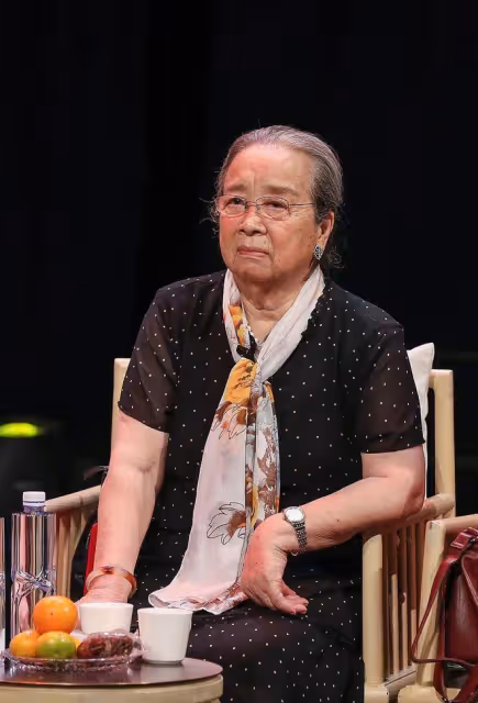 「容嬤嬤」李啟明越老越精神,紅圍巾戴著真有范,端莊有氣質