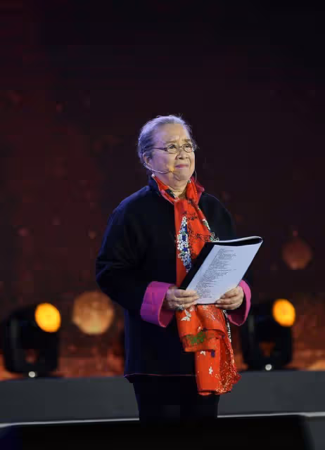 「容嬤嬤」李啟明越老越精神,紅圍巾戴著真有范,端莊有氣質