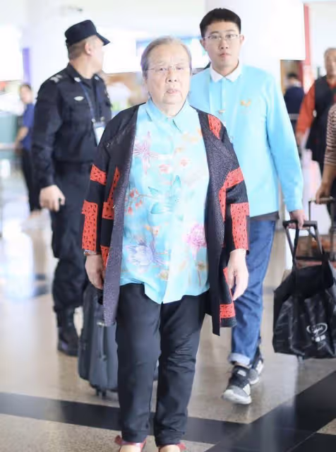 「容嬤嬤」李啟明越老越精神,紅圍巾戴著真有范,端莊有氣質