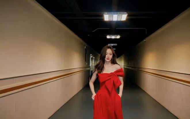沈夢辰為出圈也是拼了,穿抹胸裙大秀身材,微卷髮型真有女人味