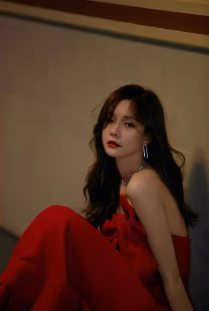 沈夢辰為出圈也是拼了,穿抹胸裙大秀身材,微卷髮型真有女人味