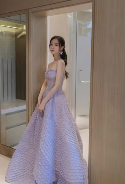 沈夢辰為出圈也是拼了,穿抹胸裙大秀身材,微卷髮型真有女人味