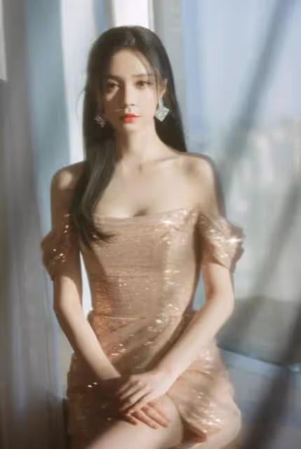 沈夢辰為出圈也是拼了,穿抹胸裙大秀身材,微卷髮型真有女人味