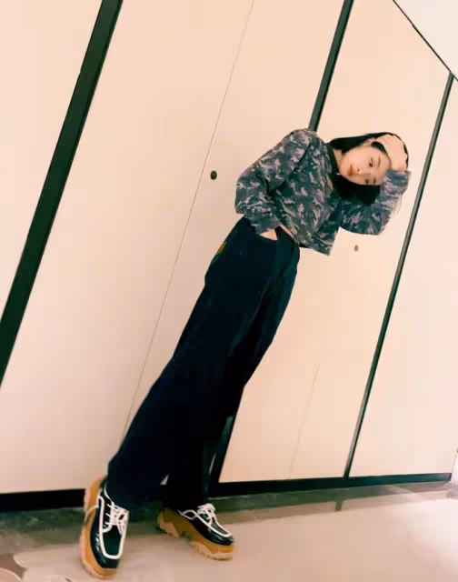 宋茜穿迷彩裝秀「螞蟻腰」,女團身材讓人羨慕,但鞋底看著有點厚