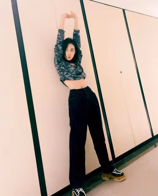 宋茜穿迷彩裝秀「螞蟻腰」,女團身材讓人羨慕,但鞋底看著有點厚