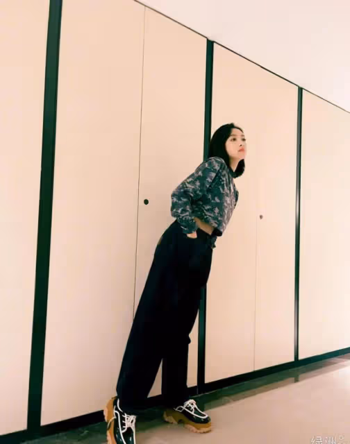 宋茜穿迷彩裝秀「螞蟻腰」,女團身材讓人羨慕,但鞋底看著有點厚
