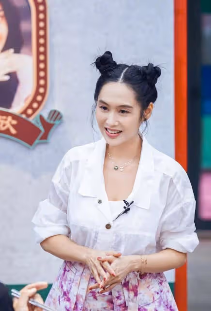 71年的朱茵太會扮嫩,扎「哪吒頭」少女感滿滿,永遠的紫霞仙子