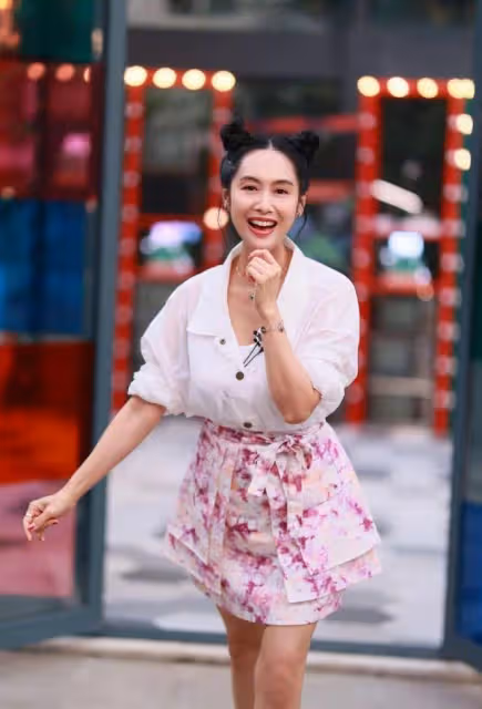 71年的朱茵太會扮嫩,扎「哪吒頭」少女感滿滿,永遠的紫霞仙子