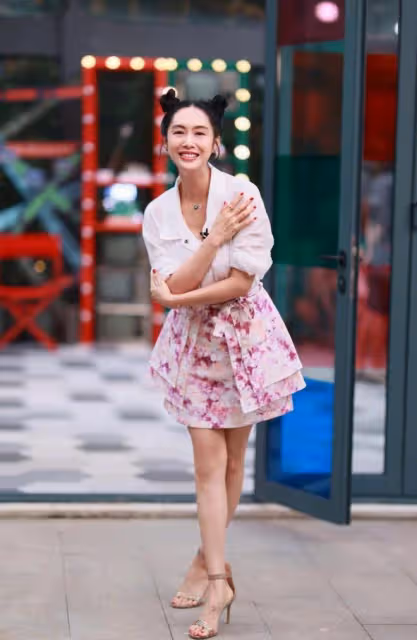 71年的朱茵太會扮嫩,扎「哪吒頭」少女感滿滿,永遠的紫霞仙子