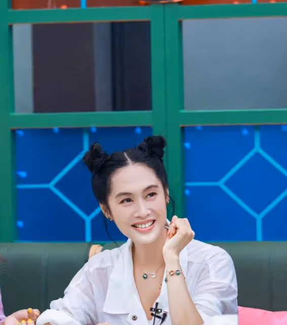 71年的朱茵太會扮嫩,扎「哪吒頭」少女感滿滿,永遠的紫霞仙子