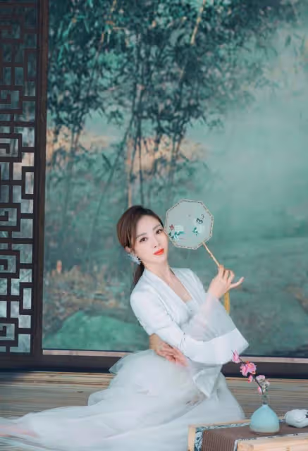 「央視主持」李思思氣質高貴淡雅,古風紗裙太驚艷,看著更高級