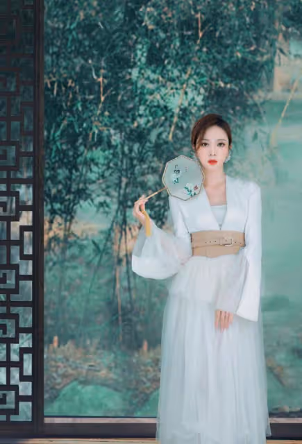 「央視主持」李思思氣質高貴淡雅,古風紗裙太驚艷,看著更高級