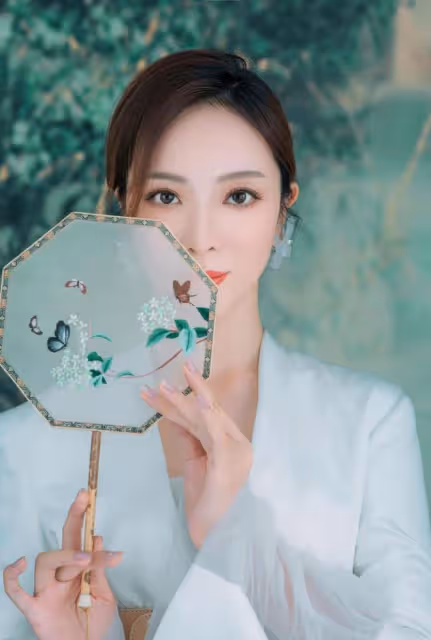 「央視主持」李思思氣質高貴淡雅,古風紗裙太驚艷,看著更高級