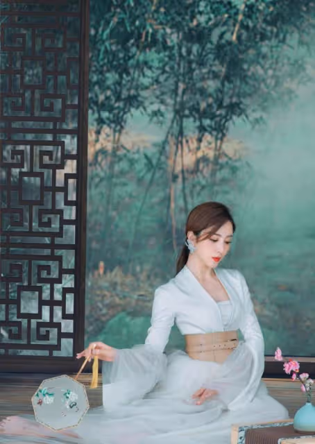 「央視主持」李思思氣質高貴淡雅,古風紗裙太驚艷,看著更高級