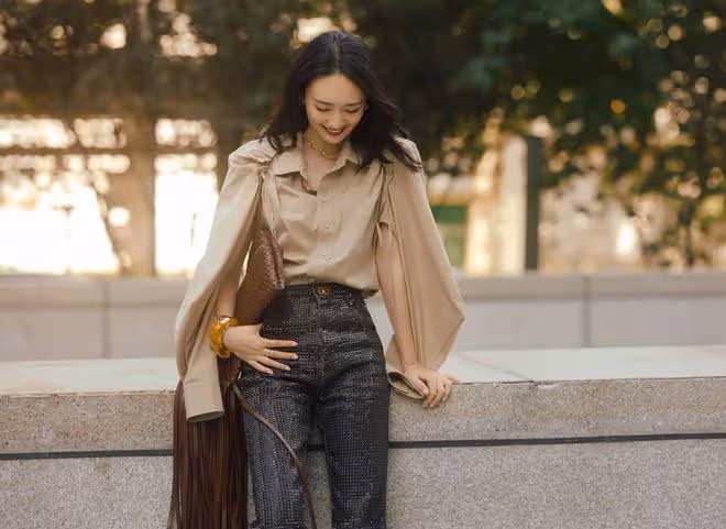 真是服了童瑤的身材比例了，穿弔帶裙太妖嬈，不胖不瘦真勻稱
