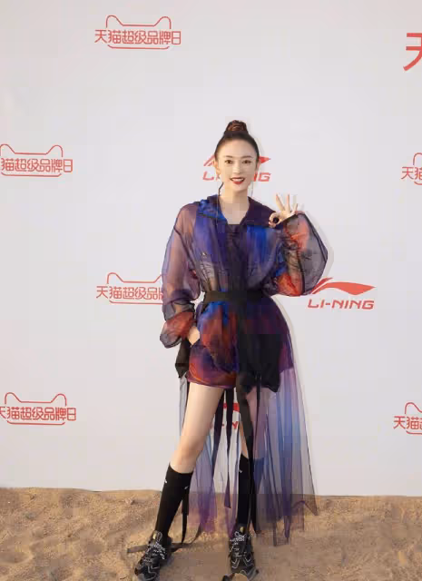 真是服了童瑤的身材比例了,穿弔帶裙太妖嬈,不胖不瘦真勻稱