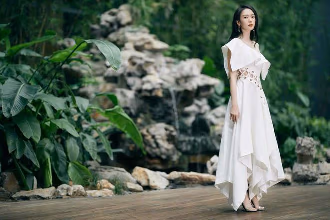 真是服了童瑤的身材比例了,穿弔帶裙太妖嬈,不胖不瘦真勻稱