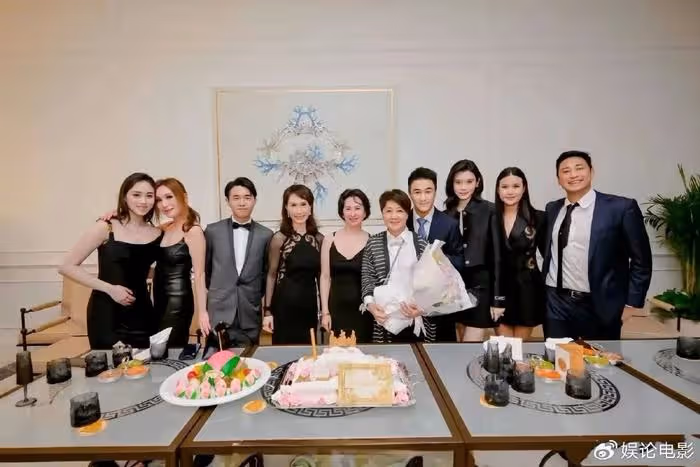 梁安琪64歲生日，何超瓊何超鳳現身祝賀，她們關係親密融洽