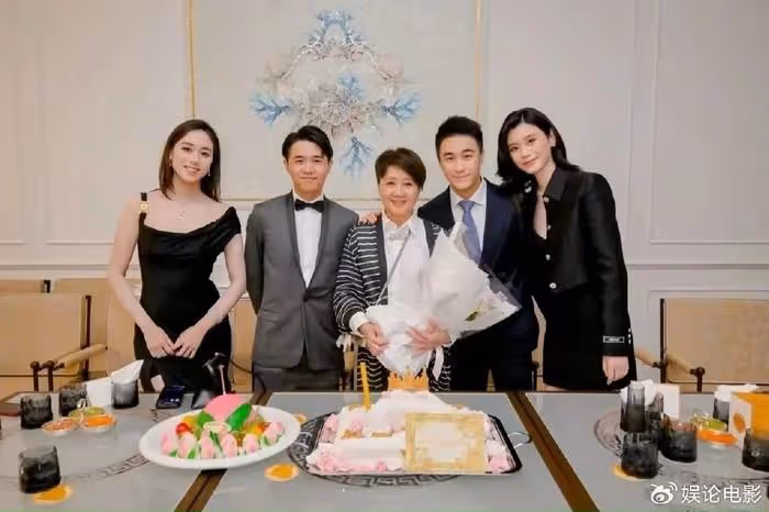 梁安琪64歲生日，何超瓊何超鳳現身祝賀，她們關係親密融洽