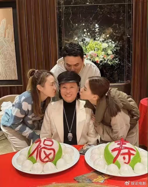 梁安琪64歲生日，何超瓊何超鳳現身祝賀，她們關係親密融洽