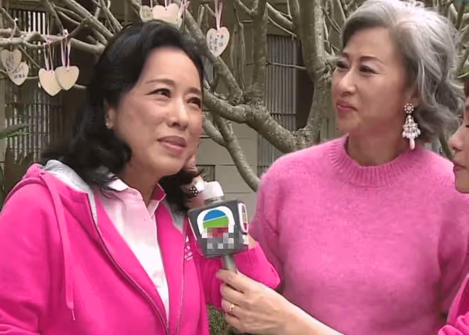 65歲朱玲玲和62歲葉倩文同框，我見到了大美人優雅老去的魅力