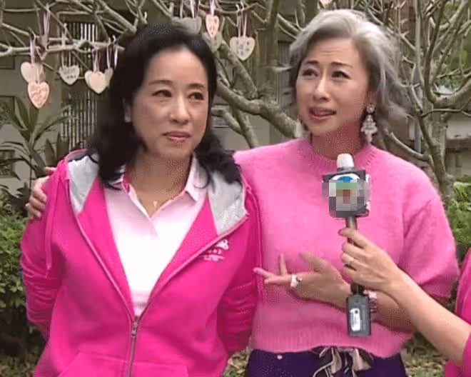 65歲朱玲玲和62歲葉倩文同框，我見到了大美人優雅老去的魅力