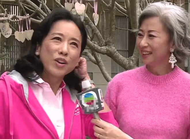 65歲朱玲玲和62歲葉倩文同框，我見到了大美人優雅老去的魅力
