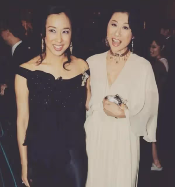65歲朱玲玲和62歲葉倩文同框，我見到了大美人優雅老去的魅力