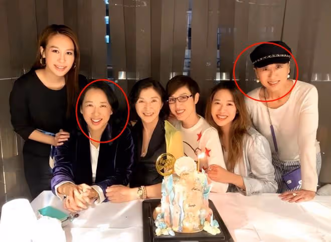 65歲朱玲玲和62歲葉倩文同框，我見到了大美人優雅老去的魅力