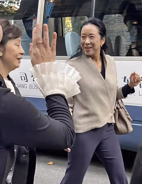 65歲朱玲玲和62歲葉倩文同框，我見到了大美人優雅老去的魅力