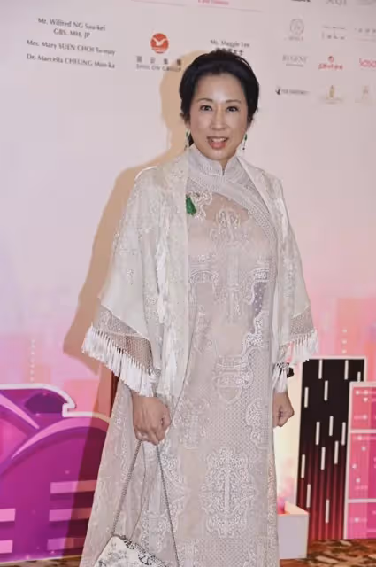 65歲朱玲玲和62歲葉倩文同框，我見到了大美人優雅老去的魅力