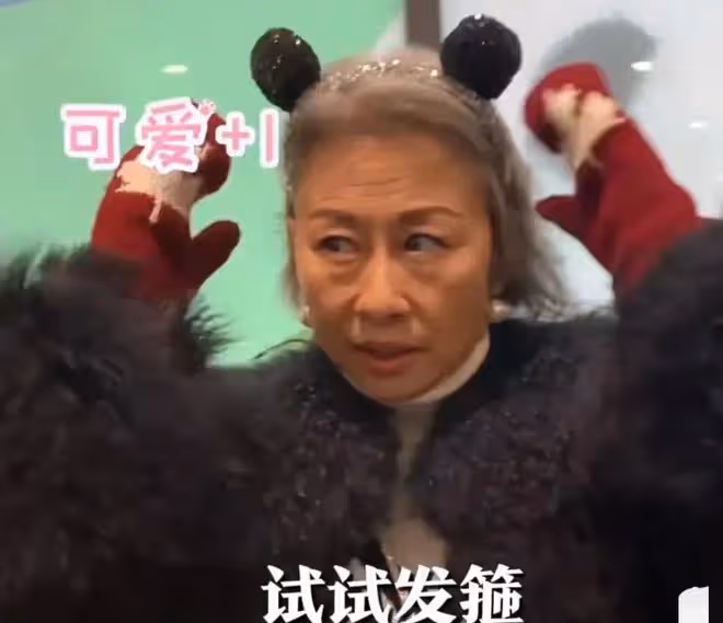 65歲朱玲玲和62歲葉倩文同框，我見到了大美人優雅老去的魅力