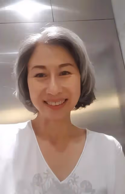 65歲朱玲玲和62歲葉倩文同框，我見到了大美人優雅老去的魅力