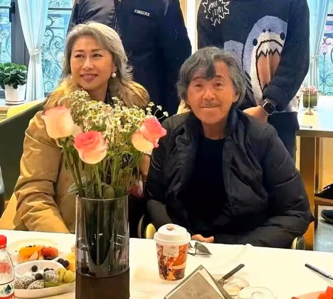 65歲朱玲玲和62歲葉倩文同框，我見到了大美人優雅老去的魅力