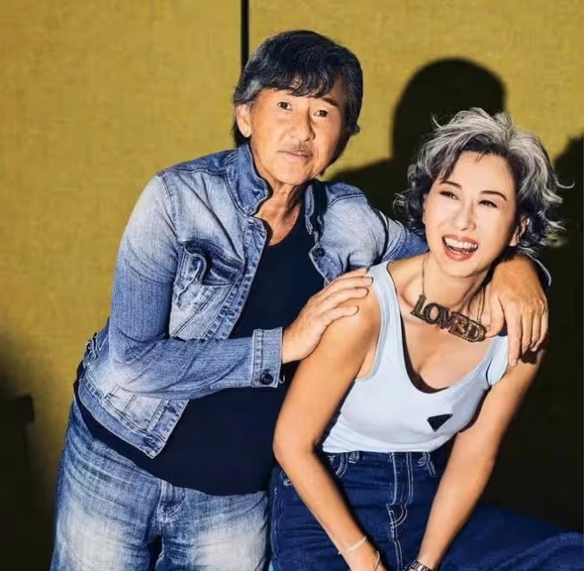 65歲朱玲玲和62歲葉倩文同框，我見到了大美人優雅老去的魅力
