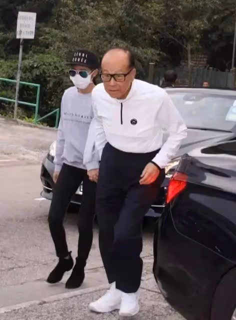 14歲李長治：李嘉誠親自取名，遺傳梁洛施好基因，能分百億身家