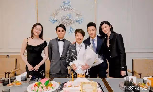 梁安琪64歲生日慶典曝光！何超瓊打扮性感超搶鏡，趙露思驚喜現身